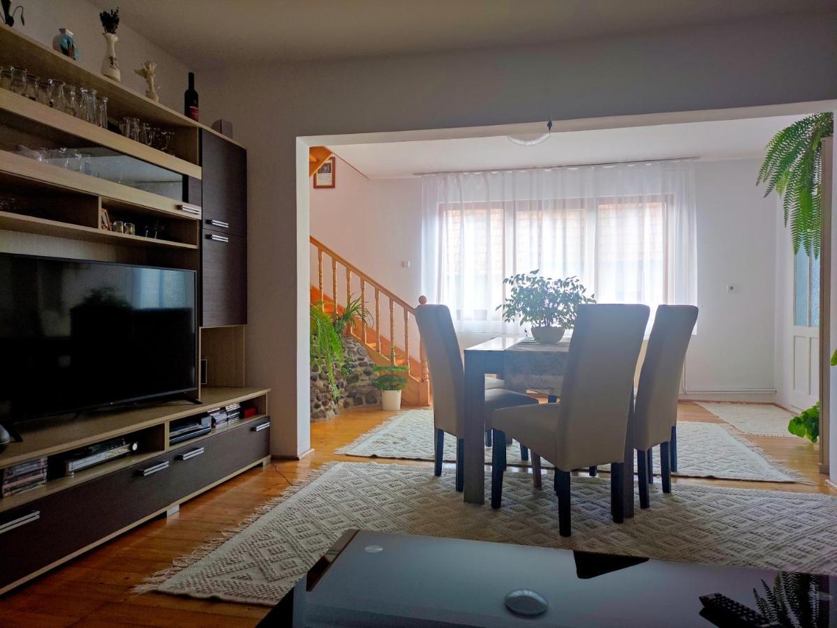 Rita Vendeghaz Apartment Ciumani Bagian luar foto