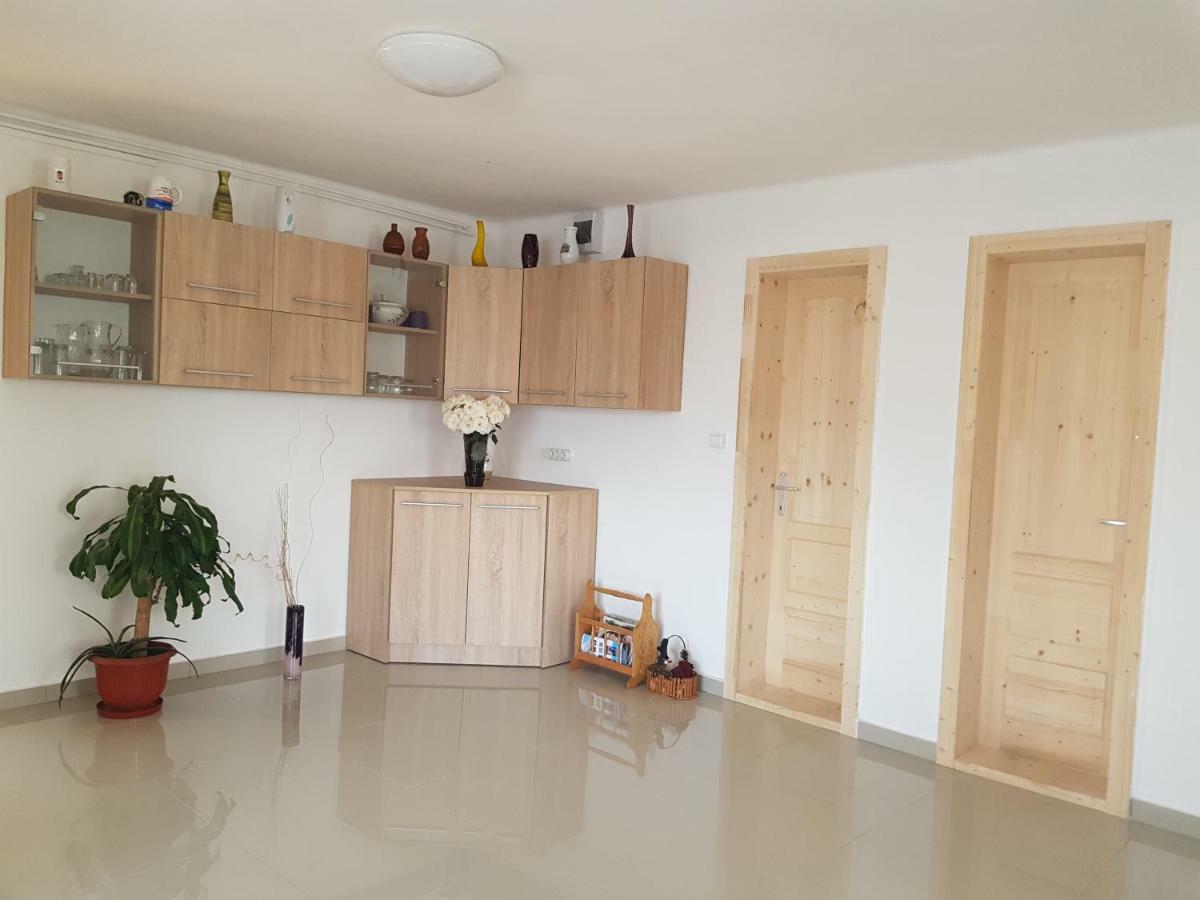 Rita Vendeghaz Apartment Ciumani Bagian luar foto